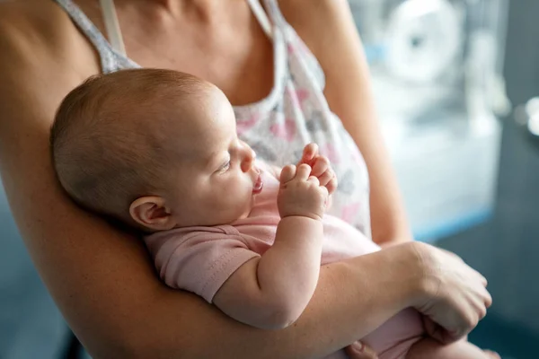 Retrato Uma Bela Mãe Com Seu Bebê Recém Nascido — Fotografia de Stock