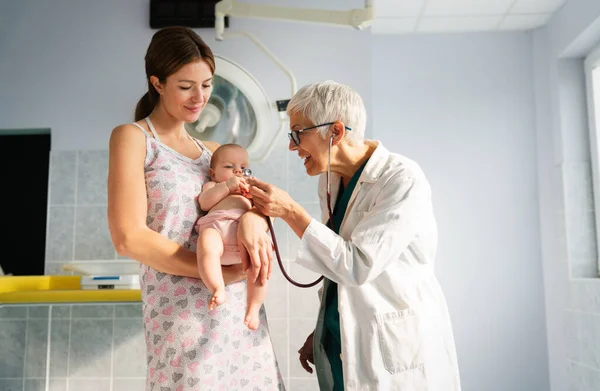 Παιδίατρος Ευτυχισμένη Μητέρα Και Μωρό Εξετάσεις Στο Νοσοκομείο Heatlhcare Οικογένεια — Φωτογραφία Αρχείου