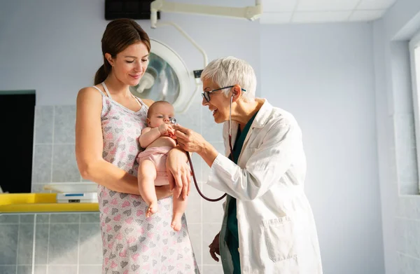 Pediatra Com Mãe Feliz Bebê Exame Hospital Heatlhcare Família Conceito — Fotografia de Stock