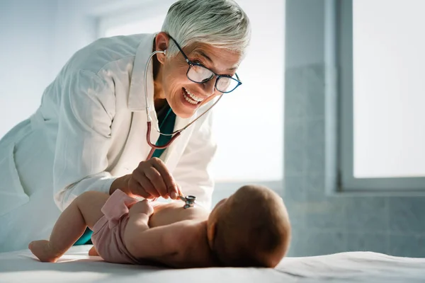 幸せな小児科医は赤ん坊を検査する 検査の概念 — ストック写真