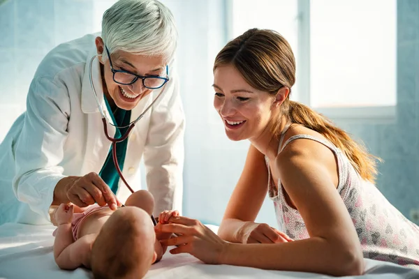 Barnläkare Med Lycklig Mor Och Barn Undersökning Sjukhus Värmevård Familj — Stockfoto