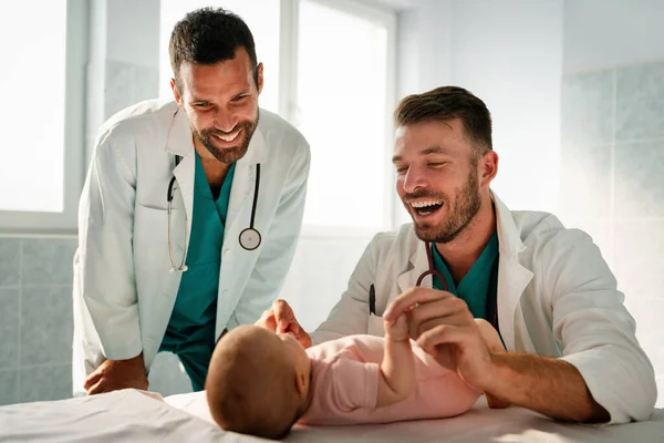 Ευτυχισμένοι Παιδίατροι Εξετάζουν Μωρό Υγεία Άνθρωποι Εξεταστική Έννοια — Φωτογραφία Αρχείου