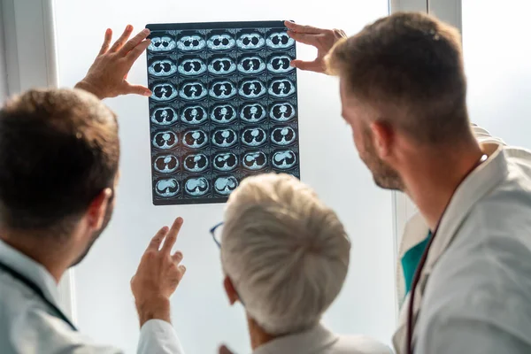 Grupo Médicos Mirando Tomografía Computarizada Hospital Para Hacer Diagnóstico — Foto de Stock