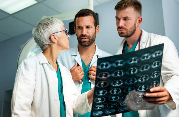 Grupo Médicos Discutiendo Diagnóstico Del Paciente Mirando Radiografías Hospital — Foto de Stock