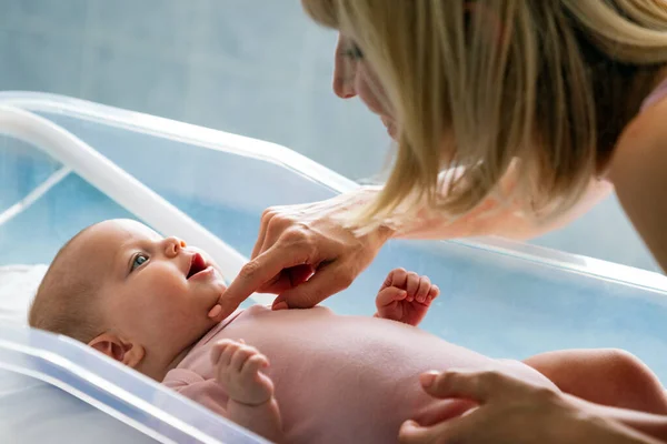 Mãe Feliz Bebê Abraçando Brincando Juntos Paternidade Família Conceito Pessoas — Fotografia de Stock