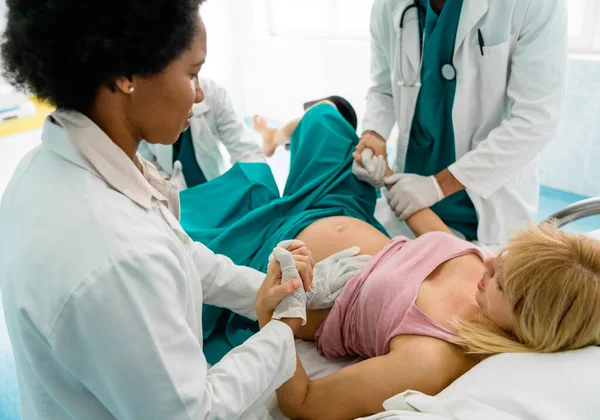 Wanita Melahirkan Ruang Kerja Rumah Sakit Dokter Mendukung Konsep Orang — Stok Foto