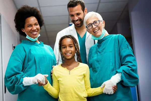 Framgångsrikt Team Erfarna Högkvalificerade Läkare Med Barn Patient Efter Lyckad — Stockfoto