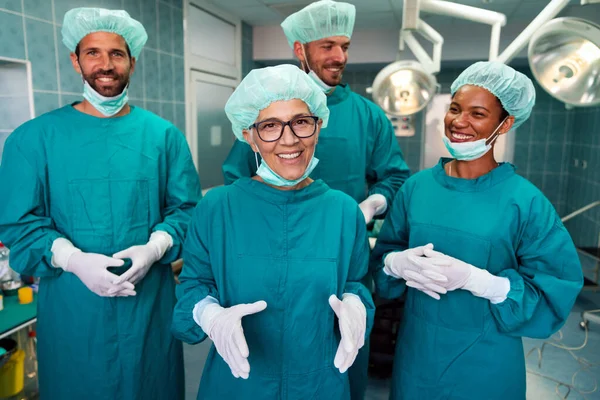 Zespół Chirurgów Sali Operacyjnej Przygotowujący Się Operacji Szpitalu — Zdjęcie stockowe