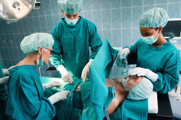 Grupo Diverso Equipo Cirujanos Trabajando Quirófano Hospital —  Fotos de Stock