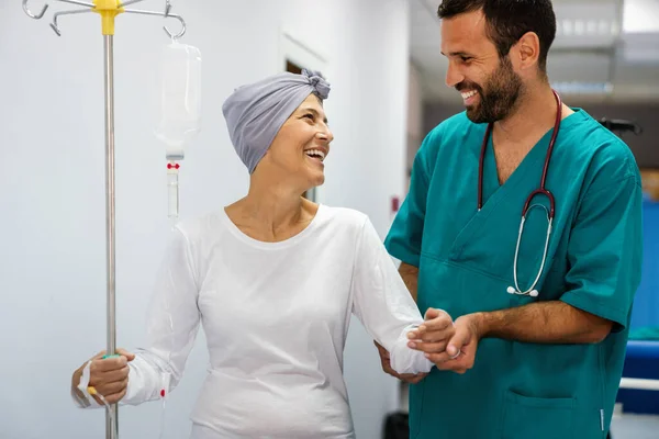 Mujer Con Cáncer Durante Quimioterapia Que Recupera Una Enfermedad —  Fotos de Stock