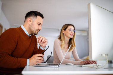 Takım çalışması, beyin fırtınası konsepti. Genç yaratıcı yöneticiler ofiste yeni bir başlangıç projesi üzerinde çalışıyor.