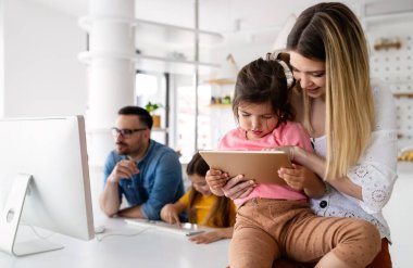Tecrit ve çevrimiçi okul, teknoloji konsepti. Ebeveynler çocuklarına evde online ders çalışmaları için yardım ediyor.