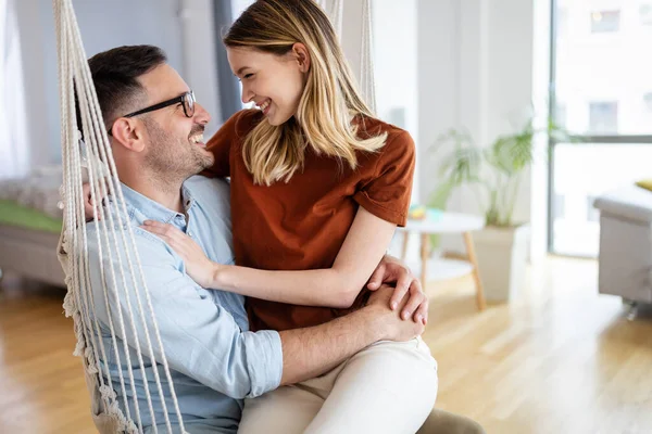 Schönes Verliebtes Paar Hat Spaß Umarmt Und Lächelt Zusammen — Stockfoto