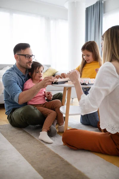 Mutlu, güzel bir aile evde eğleniyor ve birlikte vakit geçiriyor. Aile, aşk mutluluk konsepti