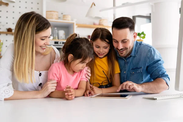 Tecrit ve çevrimiçi okul, teknoloji konsepti. Ebeveynler çocuklarına evde online ders çalışmaları için yardım ediyor.