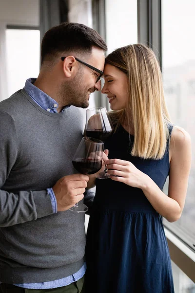 와인을 마시고 낭만적 데이트를 즐기는 — 스톡 사진