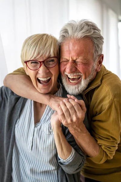 Happy Senior Couple Hugging Enjoying Retirement Home — Stock Photo, Image
