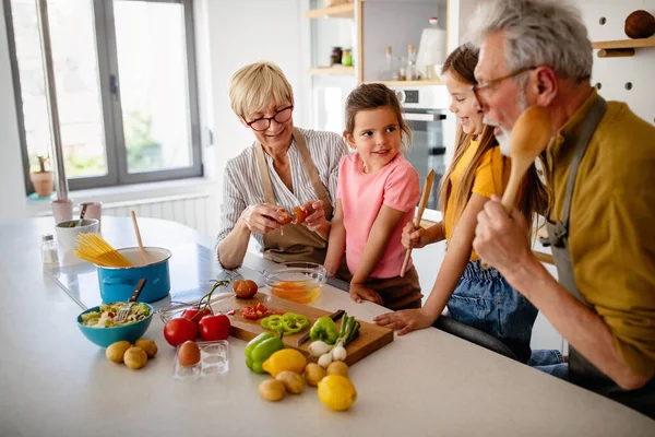 Gelukkig Grootouders Hebben Plezier Tijden Met Kleinkinderen Thuis — Stockfoto