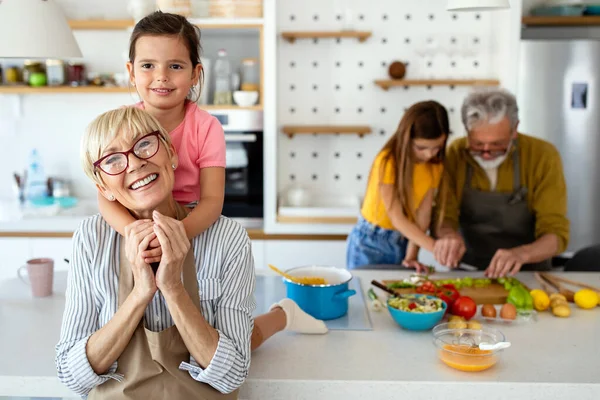 Heureux Grands Parents Amuser Avec Les Petits Enfants Maison — Photo