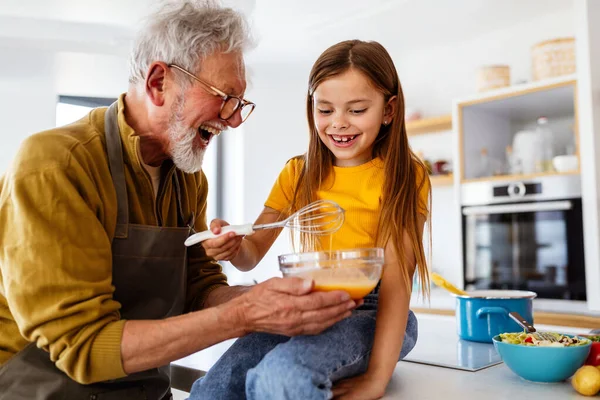 Petit Enfant Amuser Jouer Avec Les Grands Parents Maison Concept — Photo