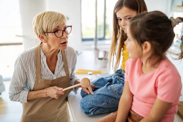 Grandmother Scolding Her Grandchildrens Girls Family Parenting Punishment Discipline Concept — Stock Photo, Image