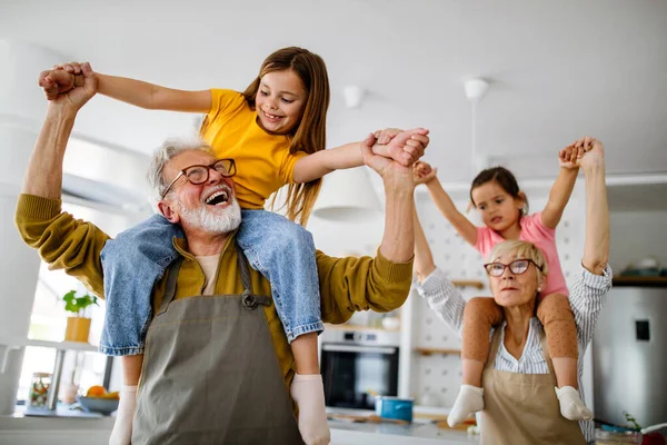 Glückliche Großeltern Haben Spaß Mit Den Enkeln Hause — Stockfoto