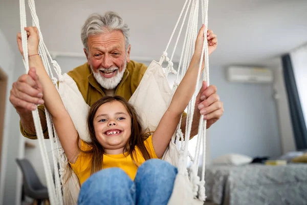 幸福家庭は祖父母と孫の概念を愛する — ストック写真