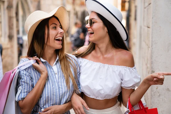 消費主義 ショッピング 人々の概念 幸せな若い女性友人でショッピングバッグ — ストック写真