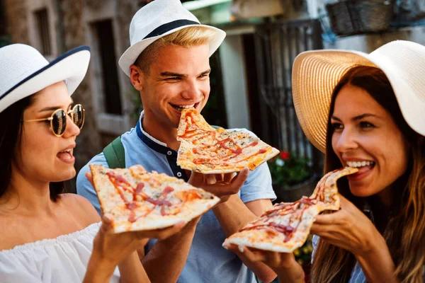 Grupo Turistas Viajantes Felizes Amigos Divertindo Comer Pizza Férias Verão — Fotografia de Stock