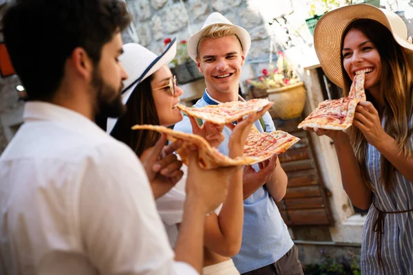 旅途愉快的一群朋友一边度假一边吃披萨 — 图库照片