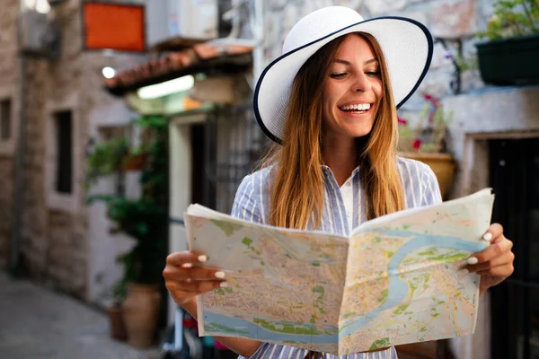 市内の地図を持つ幸せな若い女性 旅行観光客の休暇楽しいコンセプト — ストック写真