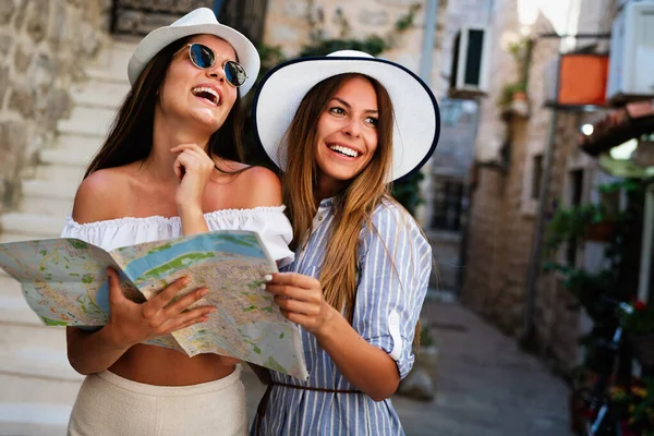 Felices Jóvenes Amigas Con Mapa Ciudad Viajes Turísticos Vacaciones Concepto —  Fotos de Stock