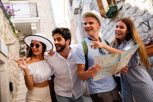 Grupo Amigo Turista Com Mapa Cidade Velha — Fotografia de Stock