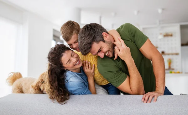 Feliz Familia Pasando Tiempo Juntos Divirtiéndose Casa Gente Concepto Felicidad —  Fotos de Stock