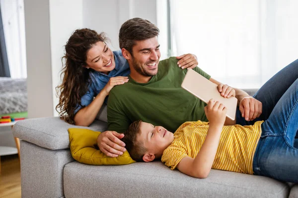 Familia Moderna Feliz Usando Computadora Juntos Casa Tecnología Concepto Personas — Foto de Stock