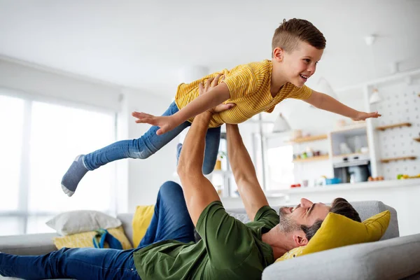 Gelukkige Jongen Die Samen Plezier Heeft Met Vader Thuis Familie — Stockfoto