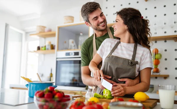 Gelukkig Jong Stel Veel Plezier Keuken Tijdens Het Bereiden Van — Stockfoto