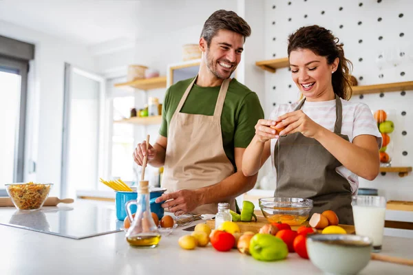 Mutlu Genç Çift Mutfakta Eğlenirken Taze Organik Yiyecekler Hazırlıyor — Stok fotoğraf
