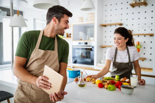 Glückliches Junges Paar Bereitet Hause Der Küche Essen Gesunde Ernährung — Stockfoto