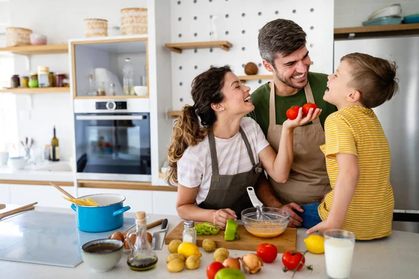 Счастливая Молодая Семья Готовит Здоровую Пищу Вместе Кухне — стоковое фото