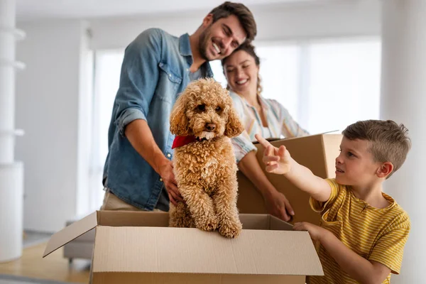 Šťastná Mladá Rodina Vybaluje Kartónové Krabice Novém Domově Stěhování Koncept — Stock fotografie