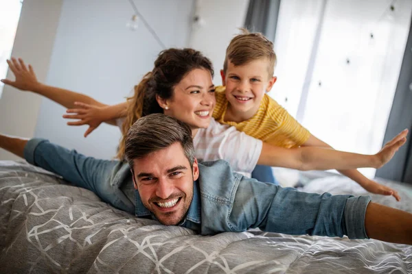 Šťastná Rodina Baví Doma Spolu — Stock fotografie