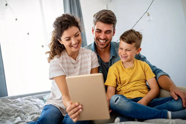 Gelukkige Familie Met Behulp Van Technologie Apparaten Samen Thuis Mensen — Stockfoto