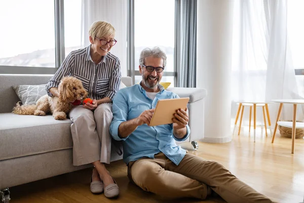 Hermosa Pareja Madura Feliz Está Utilizando Una Tableta Digital Hablando — Foto de Stock