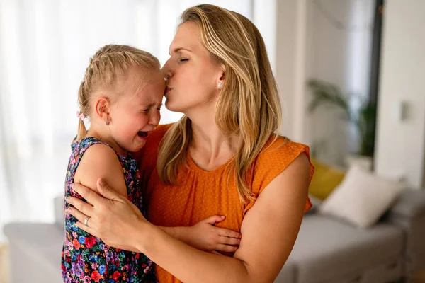 Schöne Mutter Tröstet Ihr Weinendes Kleines Mädchen Elternschaft Familie Unterstützungskonzept — Stockfoto