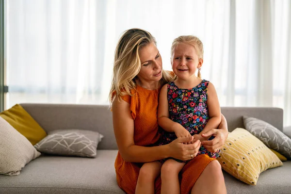 Vacker Mor Tröstar Sin Gråtande Lilla Flicka Föräldraskap Familj Stödkoncept — Stockfoto