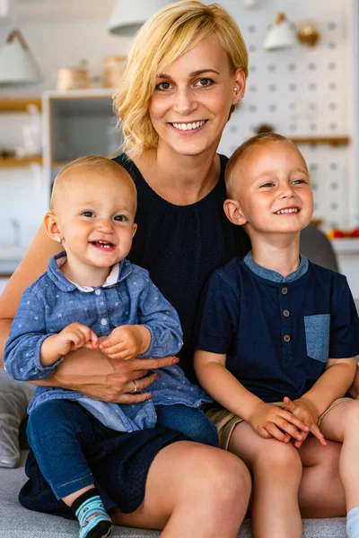 Retrato Una Hermosa Madre Joven Sonriendo Felizmente Abrazando Sus Hijos — Foto de Stock