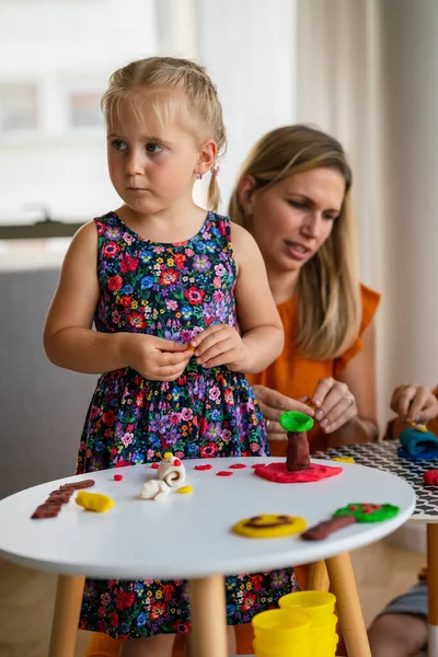 Nette Frau Und Kind Spielen Pädagogisches Spielzeug Kindergarten Oder Kinderzimmer — Stockfoto