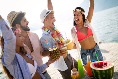 Tasasız genç arkadaşlar birlikte yaz tatilinin tadını çıkarıyorlar.