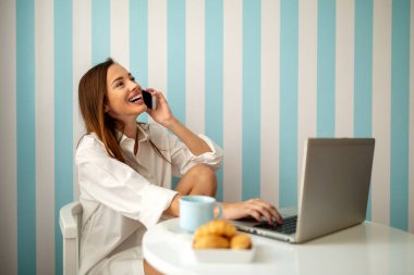 Uzaktan çalışma, teknoloji ve insan konsepti. Ev bilgisayarında çalışan mutlu, güzel bir kadın.